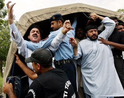 パキスタン元首相、サウジアラビアへ移送