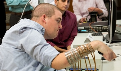 米の四肢まひ患者、右手の動きを「回復」 史上初