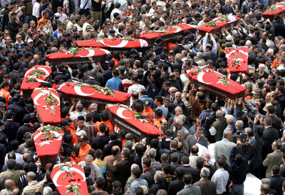 カッパドキアで交通事故、犠牲者の合同葬儀が行われる - トルコ