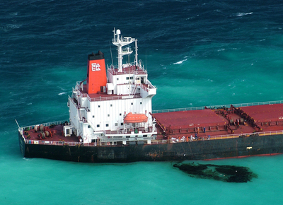 「責任者を厳しく処分」、石炭運搬船の座礁事故で豪運輸相