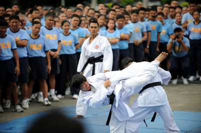 空手やテコンドーを教官が実演、フィリピン警察