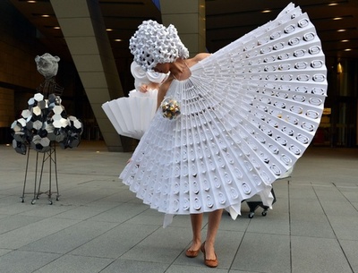 折り紙をドレスに、六本木ヒルズでアートパフォーマンス