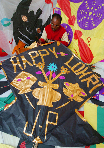 収穫祭「Lohri」に向けて凧作り - インド