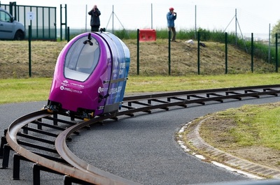 「アーバンループ」のカプセル型車両、世界一エコな鉄道に