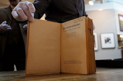 アンネ・フランクの署名入り童話集、670万円で落札 