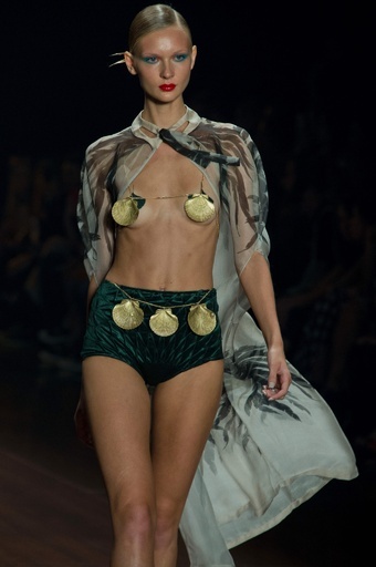 貝や植物をモチーフに、アドリアナ・デグレアス SPFW