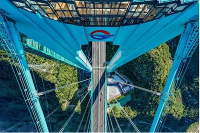 中国「世界一高い橋」開通　壮大な峡谷が人気観光地に