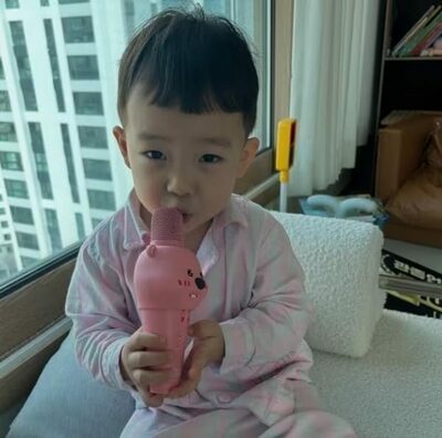 韓国“3歳児ユーチューバー”…ファンに「怖がるから触るな」という親に向けられた微妙な視線