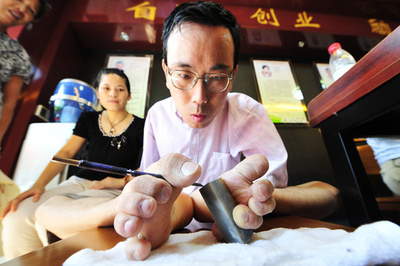 両足で篆刻を楽しむ金石篆刻業界の「売れっ子」、浙江省の彫刻家