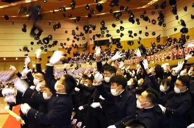 防衛大卒業式 宙に舞う帽子