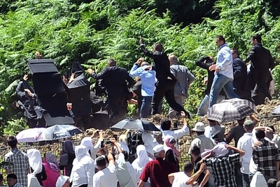 ボスニア虐殺20年の追悼式典、セルビア首相に投石