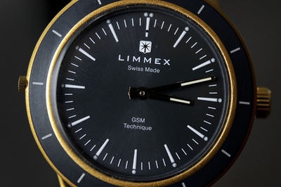 非常用電話になる腕時計、スイスのブランドから世界初