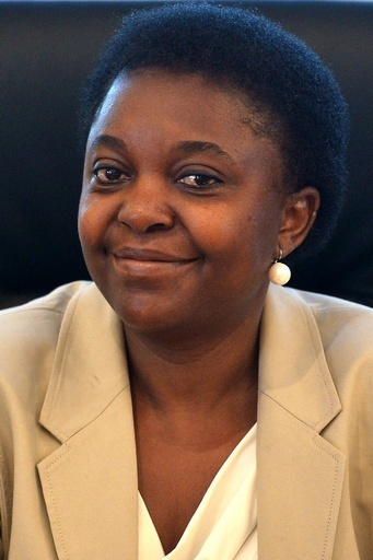 イタリア初の黒人閣僚、バナナ投げつけられる