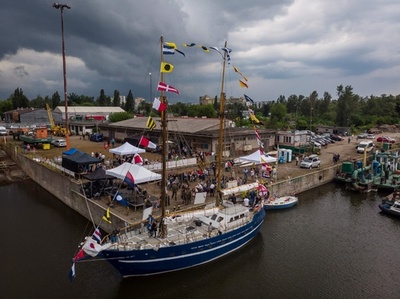 ホームレスの手作り帆船、神父との約束15年目に完成 ポーランド