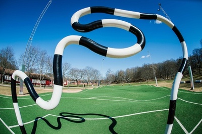 見るだけで酔いそう…「ぐにゃぐにゃサッカー」、スウェーデン