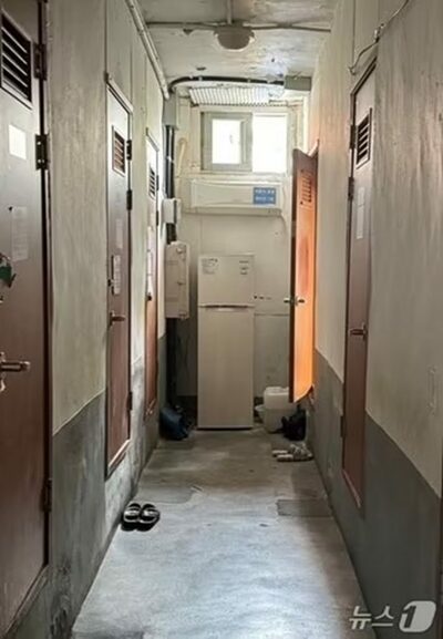 「共用エアコンが使えない」「扉は開けられない」…韓国“灼熱”の簡易住宅で耐える女性たちの現実