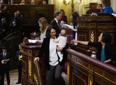 生後5か月の赤ちゃん連れ登院、スペイン議員に賛否両論