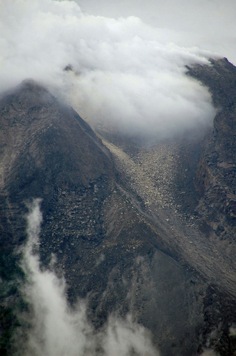 ジャワ島ムラピ山、警戒レベル「危険」に 数千人に避難命令