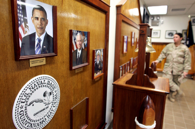 オバマ米大統領、グアンタナモ特別軍事法廷に訴追手続きの中断を指示