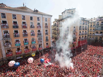 スペインの「牛追い祭り」が開幕、広場はすし詰め状態に