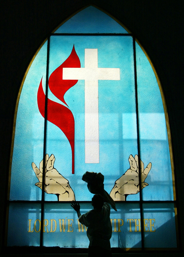 クリスマス目前の教会で大掃除　インド