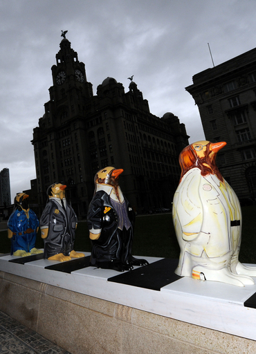 英リバプールでパブリック・アート展、「ビートルズ・ペンギン」も