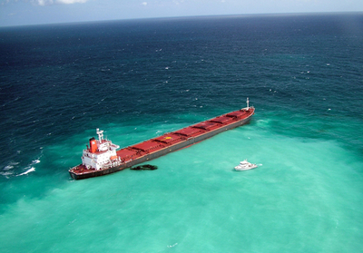 豪グレートバリアリーフ付近で石炭運搬船が座礁、重油流出も