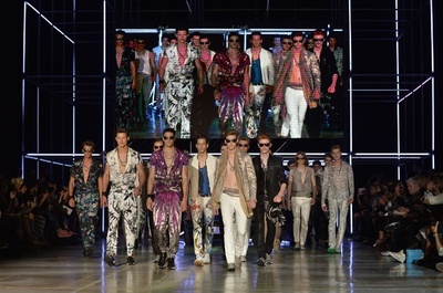 南国を思わせる鮮やかなスタイル、「ロベルト カヴァリ」15年春夏メンズ