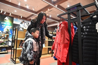 コスパ抜群でデザインも良い 中国産スキー用品が人気拡大