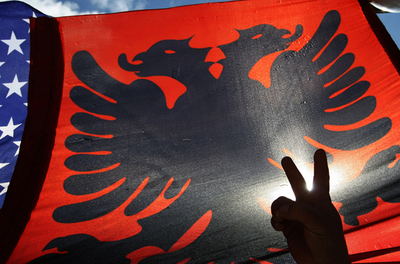 コソボ自治州が独立宣言、セルビアは承認せず