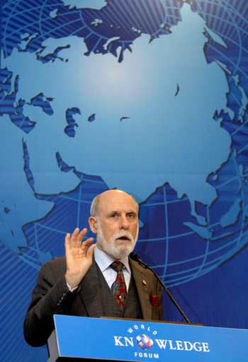 宇宙に進出するインターネット、ネットの父が構想語る