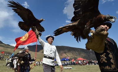 キルギスで狩猟の祭典、鷹匠や弓自慢が集結