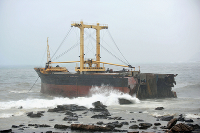 貨物船座礁で4人死亡、原油流出の恐れも 台湾