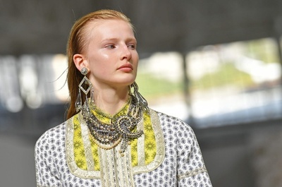 軽やかにエキゾチック、「エトロ」18年春夏