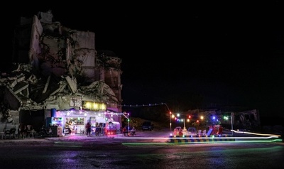 【今日の1枚】往来を見守る廃虚のカフェ、シリア・イドリブ県