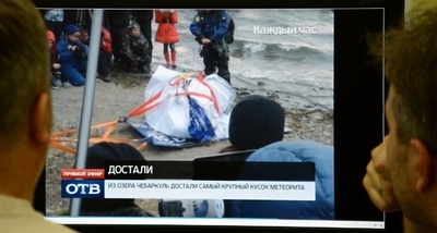 2月に落下の「巨大隕石の破片」、露湖底から回収 重さ500kg超