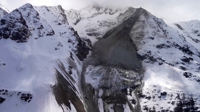 動画：氷河崩落で村がほぼ壊滅、1人行方不明 スイス