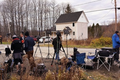 エボラ対策で自宅待機命じられた米看護師、自転車で外出