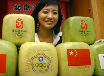 北京五輪のロゴ入りの四角いスイカが登場