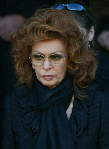 カルロ・ポンティの葬儀に姿を見せたソフィア・ローレン - イタリア