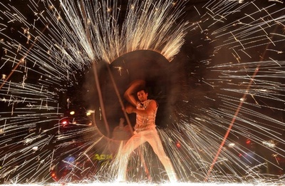 きらびやかなショーで魅了！ ルーマニアで大道芸の祭典