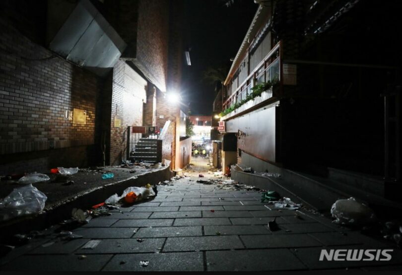 梨泰院雑踏事故現場の様子(c)NEWSIS