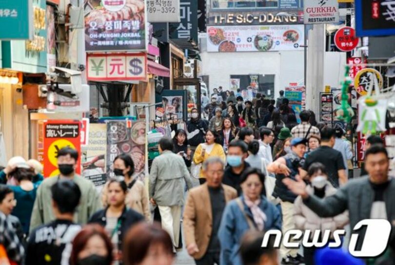 ソウル・明洞（ミョンドン）を訪れた外国人観光客(c)news1