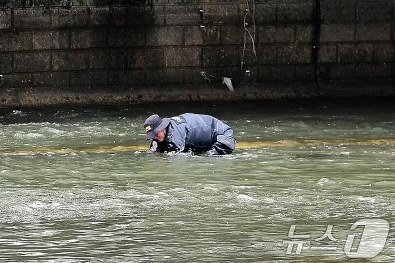 大邱・新川で不審なキャリーケースが発見され、周辺を捜索する捜査員 (c)news1