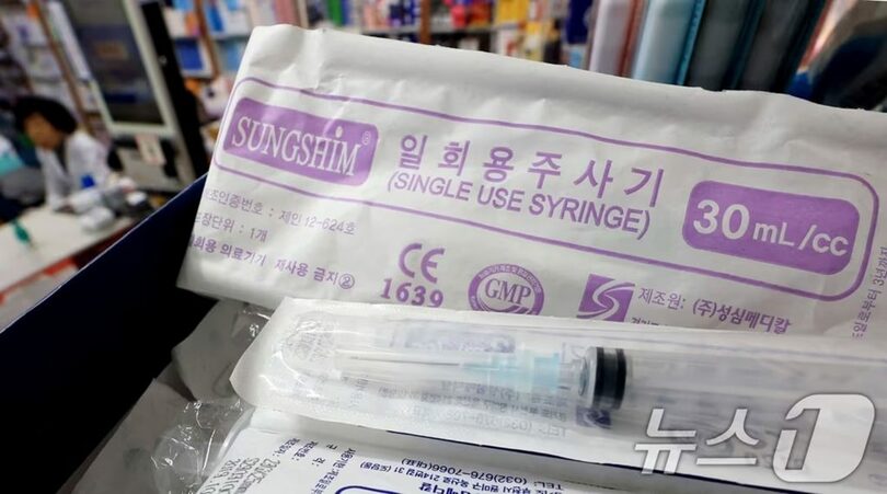 京畿道富川市の薬局に並ぶ使い捨て注射器 (c)news1