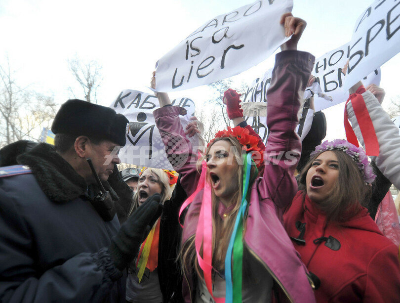 女性活動団体が「放尿」、男性だけの内閣に抗議 ウクライナ