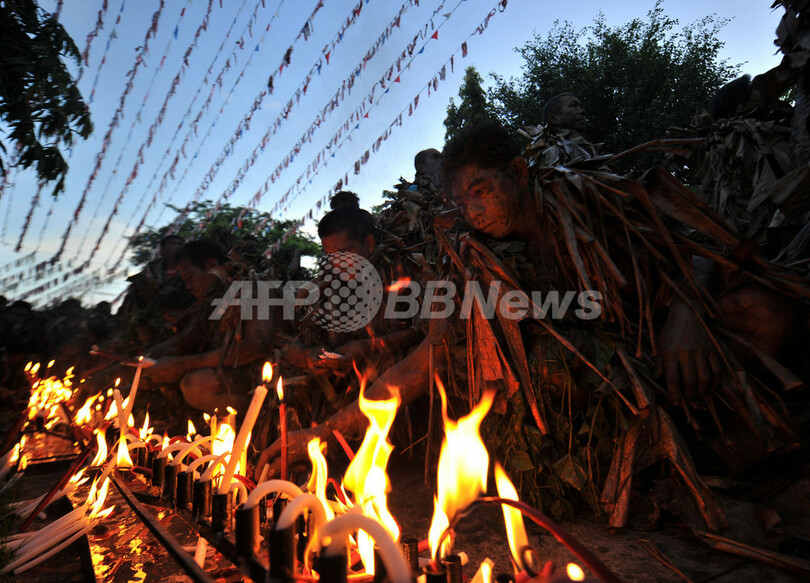 「泥の人」、洗礼者ヨハネ称えるフィリピンの儀式