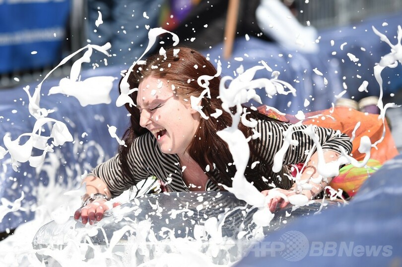 街中に巨大ウオータースライダー出現、体験希望者殺到 英国