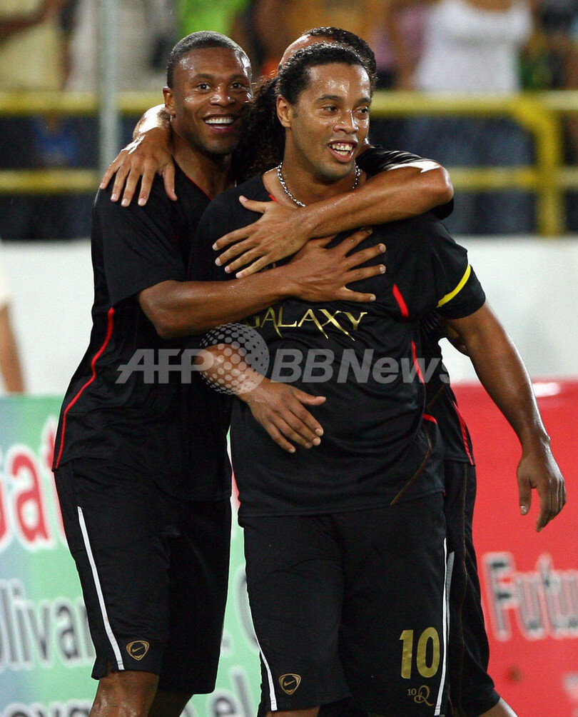 ロナウジーニョとメッシによる親善試合が開催される