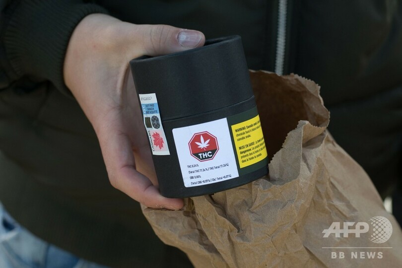 大麻解禁で販売店に長蛇の列、品不足も カナダ